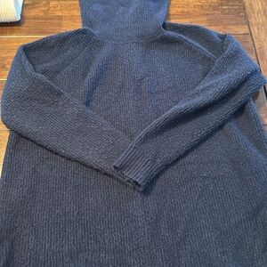 LOFT Women's Navy Turtleneck Sweater Small curved hem